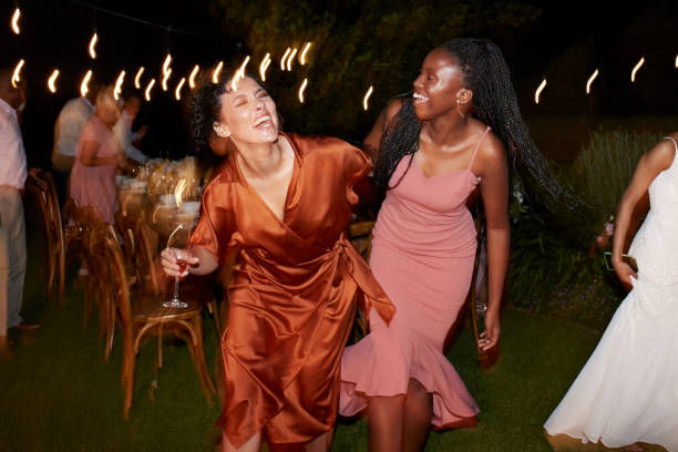 Robe noire à un mariage : comment l'accessoiriser sans se tromper